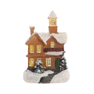 Détail d'une gare miniature enneigée en résine avec un éclairage LED de Noël chaleureux