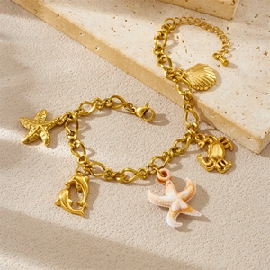 Bracciale oceanico dorato con ciondoli a forma di stella marina, delfino e conchiglia