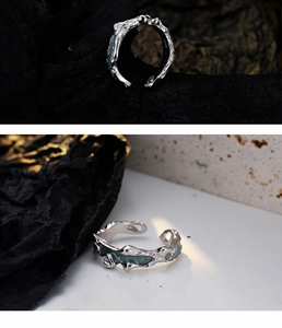 Vista macro detallada de anillo en plata de ley S925 con textura de esmalte azul lava
