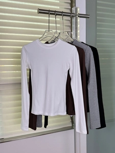 Détail de t-shirts à manches longues en maille côtelée en blanc, marron, gris et noir