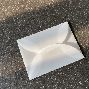 Vista macro di una busta in carta velina traslucida minimalista con finitura opaca