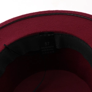 Dettaglio macro dell'interno del cappello in feltro bordeaux con taglia 57 ed etichetta