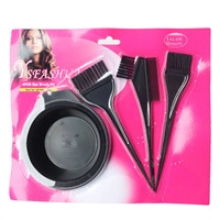 Detail eines 4-teiligen Friseur-Färbesets mit schwarzen Bürsten und rosa Verpackung
