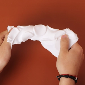 Dettaglio che mostra l'elevata flessibilità e la trama dello stampo in silicone bianco