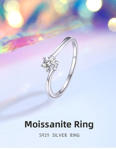 Dettaglio macro del marchio S925 e dell'anello in moissanite con montatura a sei griffe