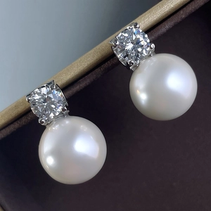 Elegante parel- en zirkonia oorbellen in zilver metaal in een luxe sieradendoosje gepresenteerd