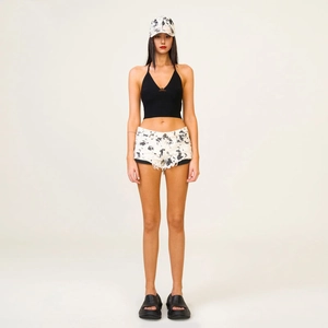 Ensemble haut dos nu noir et short en jean camouflage avec chapeau assorti pour femme