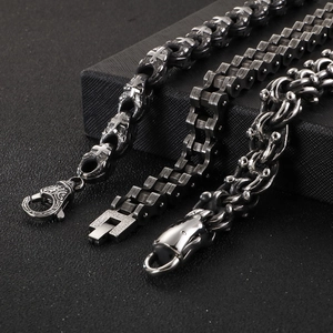 Bracelets punk vintage en acier titane avec chaîne de motard et crâne sur fond noir