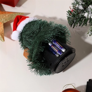 Detailansicht des Batteriefachs der drehbaren musikalischen Plüsch-Weihnachtsbaum-Puppe