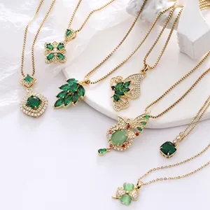 Détail de pendentifs dorés avec micro-incrustations de zircons verts et cristaux chic