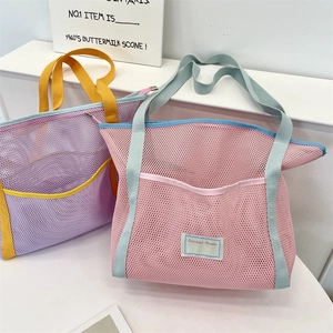 Sacs de plage en maille bicolores rose-bleu et violet-jaune avec poches avant