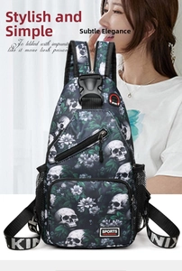 Detail der Brusttasche mit Totenkopf-Blumenprint, Sports-Tag und gewebtem Gurt
