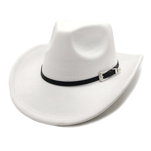 Chapeau de cowboy en feutre blanc avec bandeau en cuir noir et boucle argentée ciselée