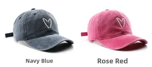 Details von gewaschenen Baumwoll-Baseballkappen mit Herzbestickung in Navy und Rosé