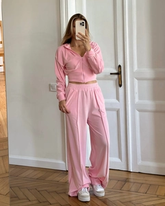 Détails du survêtement en velours rose avec sweat à capuche court et pantalon large