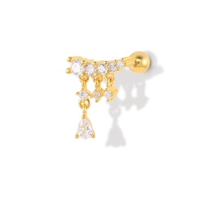 Détail du clou d'oreille doré en argent S925 avec zircons étoile et goutte d'eau