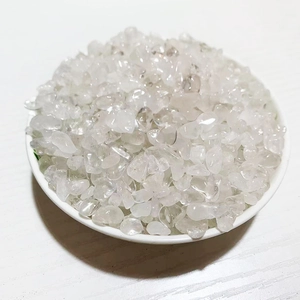 Gros plan de petits cristaux de quartz naturels dans un plat blanc sur fond bois