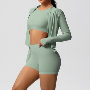 Détail de l'ensemble de yoga vert sauge 3 pièces avec short taille haute et veste zippée