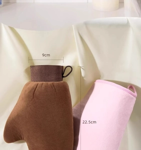 Detailed size view of soft tanning gloves with measurements 22.5cm by 9cm