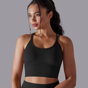Gros plan détaillé sur un soutien-gorge de sport noir avec large bande côtelée de maintien