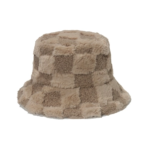 Détail d'un bob en fausse fourrure à damier kaki et beige avec texture d'hiver douce