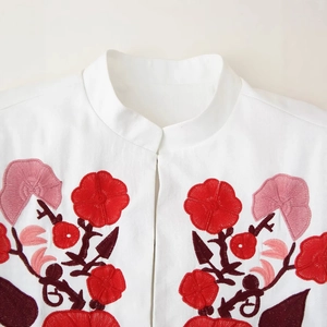 White mandarin collar jacket with exquisite floral embroidery and silk-like thread finish