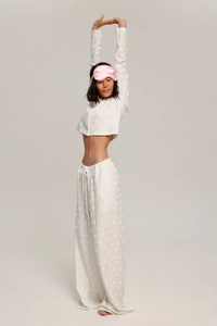 Détail du tissu floqué à cœurs blancs sur le haut court et le pantalon large