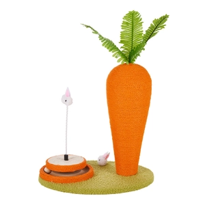 Griffoir chat en forme de carotte en sisal avec base verte et jouet lapin