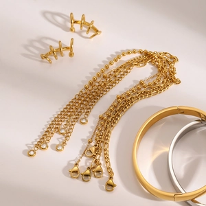 Vue détaillée de chaînes dorées et argentées avec pendentifs zircons et bracelets épurés
