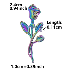 Dimensioni degli orecchini a rosa cangiante: altezza 2,4 cm e larghezza 1,0 cm d'oro