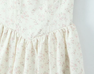 Détail de la robe longue en mousseline à fleurs avec dentelle délicate à la taille