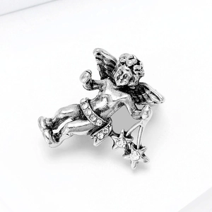 Macro-opname van zilveren engelbroche met fonkelende strass en metalen textuur