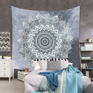 Détail d'une tapisserie murale mandala grise dans une chambre de style minimaliste