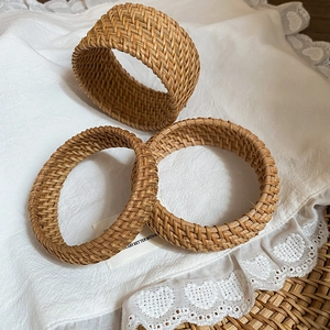 Bracelets en rotin tressé à la main marron naturel au style bohème et ethnique