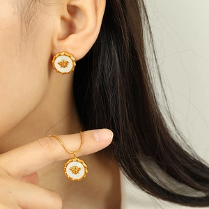 Set di gioielli con collana e orecchini in oro con motivo ape e madreperla per donna