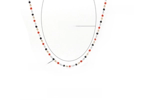 Dettaglio della collana in acciaio inox da 490mm con perle di cristallo colorate