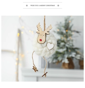 Detail einer Weihnachtskugel aus Wolle mit Rentierkopf aus Holz am Weihnachtsbaum