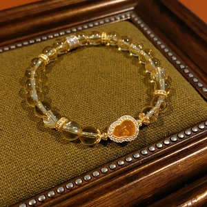 Bracelet en perles de citrine avec pendentif gourde en zircon sur velours vert foncé