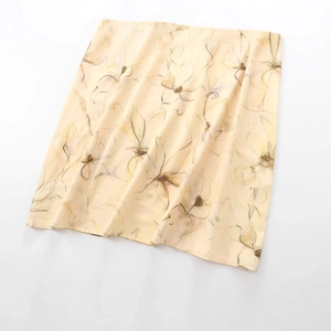 Robe longue dos nu avec fente latérale et imprimé floral fait main jaune pâle