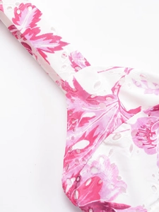 Détail de l'imprimé floral rose et de la broderie anglaise sur la bretelle de la robe