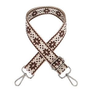 Dettaglio della tracolla larga in jacquard con ganci in metallo argento e fibbia