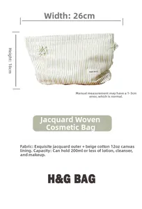 Dettaglio della borsa cosmetica jacquard che mostra la misura di 26x18cm