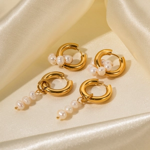Asymmetric 18K gold-plated hoop earrings featuring natural freshwater pearl clusters