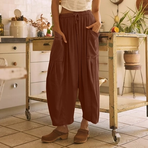 Détail d'un pantalon sarouel marron vintage avec taille élastique et grandes poches