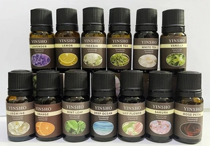 Detailansicht von 13 Glasflaschen mit Aromatherapie-Ölen in verschiedenen Pflanzendüften