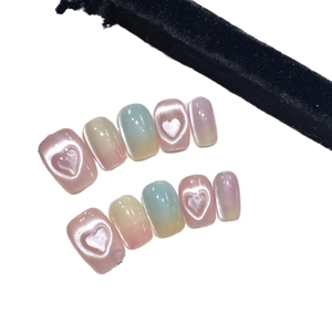 Unghie finte fatte a mano sfumate con finitura perlata e dettagli cuore 3D
