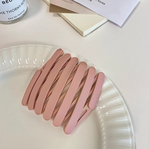 Detailed view of the pink expandable folding hair clip, stylish hair claw for daily styling.