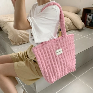 Borsa tote rosa con trama a nido d'ape e patch LOVE SOZAKKA indossata da una modella