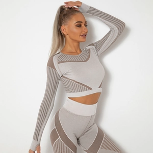 Détail de la texture en maille sans couture et du motif rayé respirant sur le haut de yoga