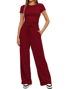 Détail d'un ensemble bordeaux deux pièces avec pantalon large à taille haute